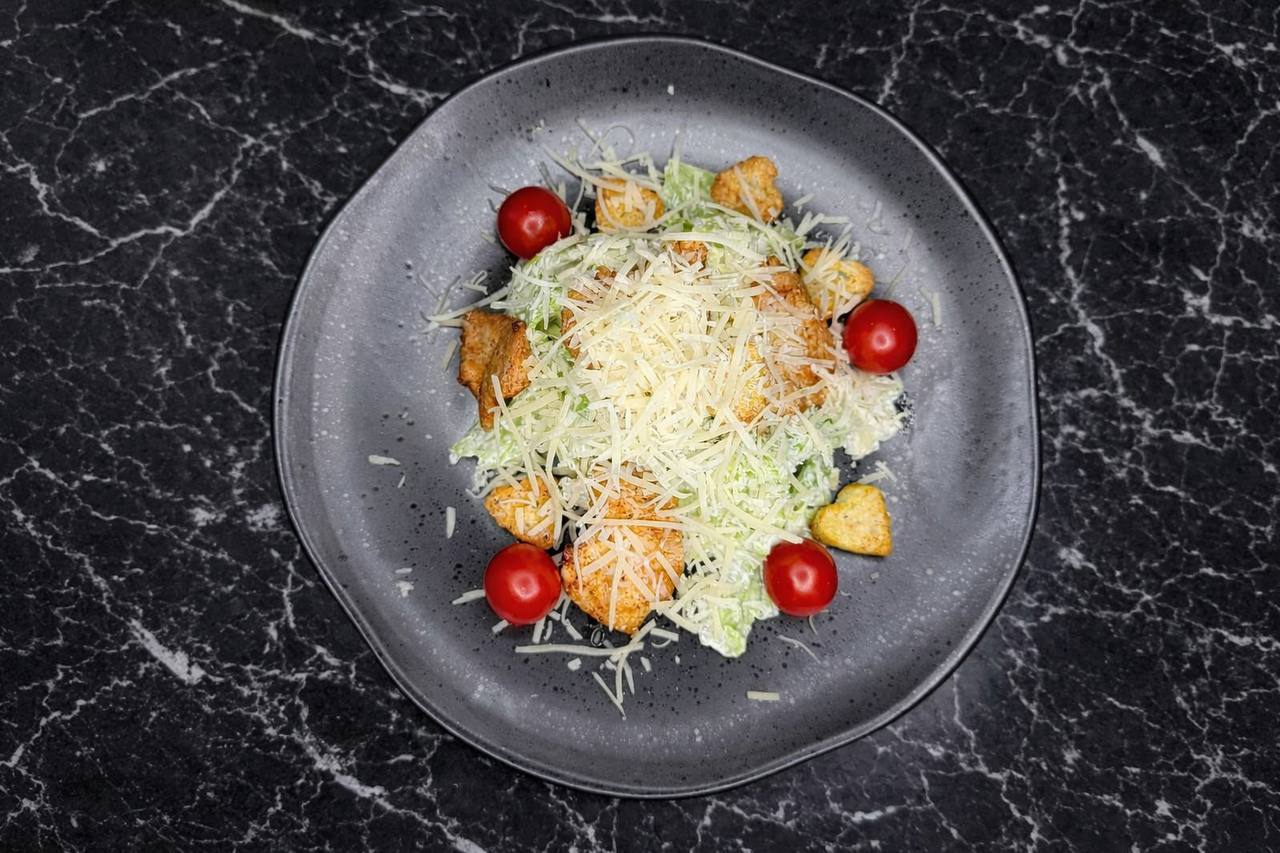 Цезарь с курицей - салат цезарь с жареной курицей 220г, 420₽