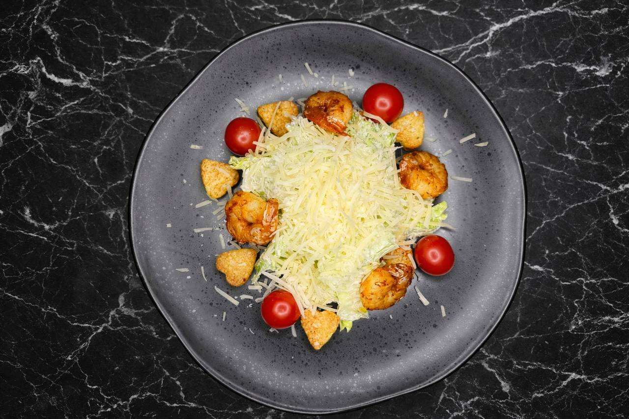 Цезарь с креветками - салат цезарь с креветками 200г, 550₽
