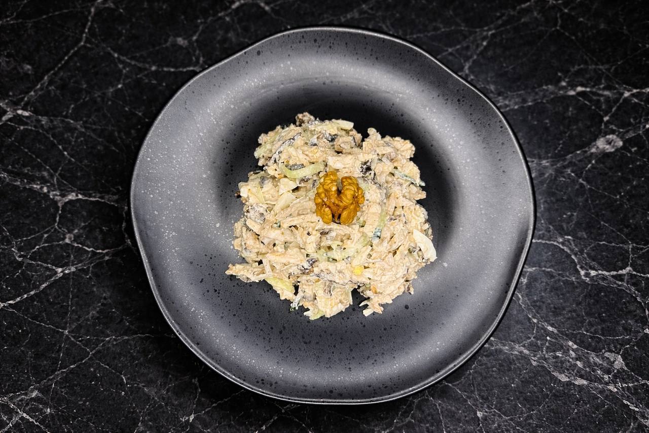 Салат Нежный - салат с курицей, огурцами и грибами 220г, 440₽